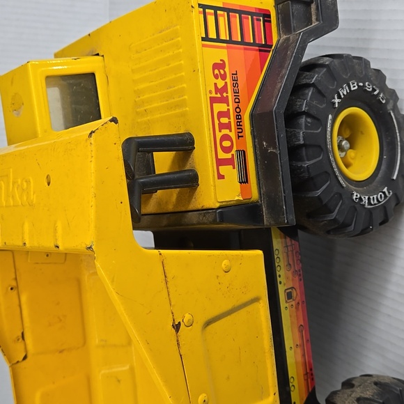 Tonka Classic Metal Turbo Diesel Yellow Dump Truck - Picture 14 of 16